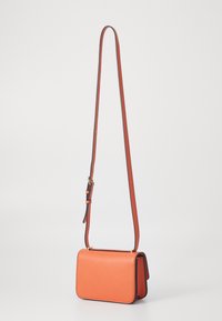 Borsa a tracolla in pelle arancione con forma rettangolare, dettagli neri in contrasto, una lunga tracolla regolabile e una superficie liscia.