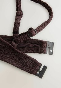 Bretele din țesătură împletită maro închis, cu bucle reglabile și închideri cu cataramă din plastic negru pe un fundal deschis.