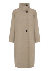 Cappotto di lana beige con colletto alto, tre bottoni neri e silhouette dritta. Presenta maniche raglan e un tessuto testurizzato.
