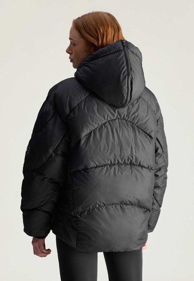 Czarna kurtka puchowa z kapturem, z przeszytymi sekcjami i gładkim wykończeniem. Zamek błyskawiczny z tyłu szyi dodaje szczegółu.