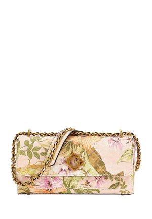 Sac à main rectangulaire à motif floral avec bandoulière en chaîne dorée et emblème logo doré sur le rabat avant, présentant des tons roses, verts et beiges.