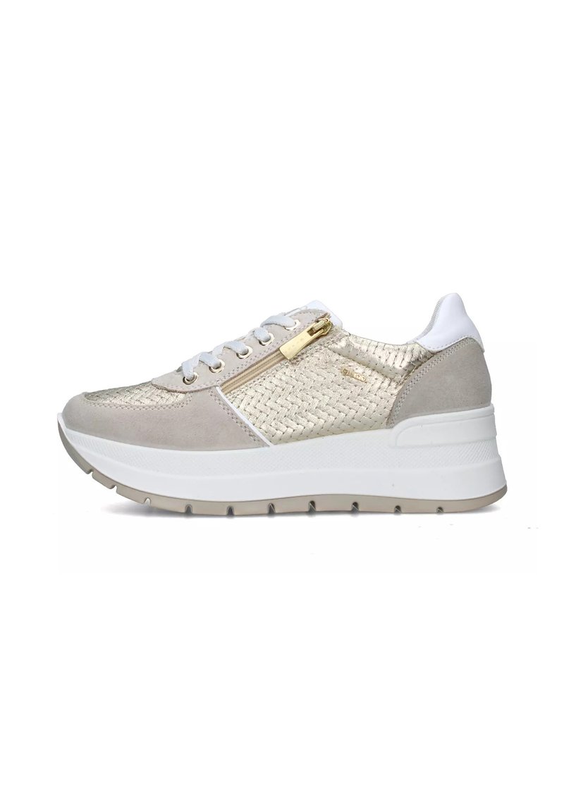 Sneaker beige chiaro con tomaia in tessuto intrecciato, dettagli in suede, suola bianca, zip dorata e lacci rotondi.