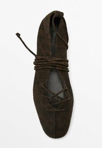 Scarpa da balletto marrone con texture, caratterizzata da un design con lacci e un interno nero liscio. La parte superiore presenta un motivo simile a una pelle di serpente, che crea profondità.