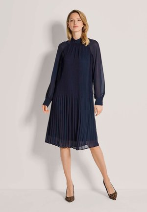 MADELEINE, MADELEINE KLEID PLISSEEKLEID MIT STEHKRAGEN - Jurk - dark blue