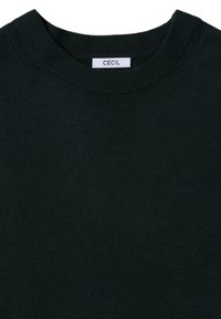 Dunkelgrüner Strickpullover mit Rundhalsausschnitt, der eine glatte Textur und dezente Rippungen am Kragen aufweist. Das Markenlabel trägt den Schriftzug "CECIL."