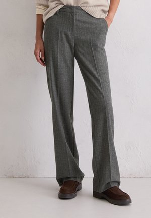 Un pantalon gris à rayures, à la coupe ajustée, doté d'une jambe droite et de poches frontales. Porté avec des chaussures en suède marron.