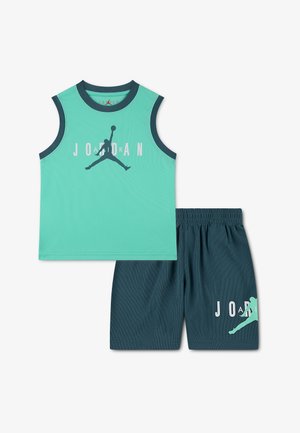 Camiseta de baloncesto sin mangas en color verde azulado con ribete azul marino y logo de Jumpman, combinada con pantalones cortos azul marino con gráfico Jumpman a juego.