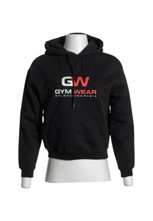 Schwarzer Kapuzenpullover mit Fronttasche, "GW Gym Wear Balenciaga Paris" Logo in Weiß und Rot auf der Brust, dargestellt auf weißem Schaufensterfiguren-Torso.