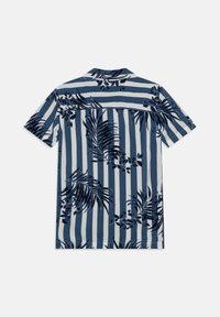 Koszula z krótkim rękawem w niebiesko-białe pionowe paski, z tropikalnym wzorem liści w ciemnoniebieskim kolorze na plecach.