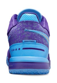 Scarpone sportivo viola e blu con tomaia in rete testurizzata, tallone imbottito e un motivo di battistrada distintivo sulla suola.