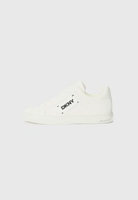 Hvite lerrets sneakers med lav profil, med en svart DKNY-logo på siden, rund tå, snøring foran og glatt tekstur.