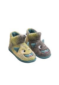 Zapatillas difusas para niños que presentan colores verde y gris, con caras de monstruos que tienen orejas y una textura suave. Altura corta al nivel del tobillo y detalles en azul.