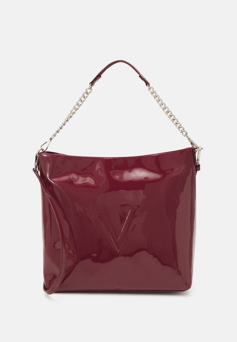 Sac à main en cuir verni bordeaux avec un « V » embossé sur le devant, équipé d’une courte anse chaîne et d’une bandoulière longue amovible.