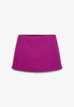 Jupe trapèze fuchsia avec une texture lisse, dotée d'une fermeture éclair latérale et de discrètes fentes sur les côtés pour faciliter les mouvements.