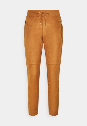 Bruine suède broek met een tapered fit, voorzien van een drawstring tailleband en twee ritszakken aan de zijkant. Soepele textuur met naaddetails.