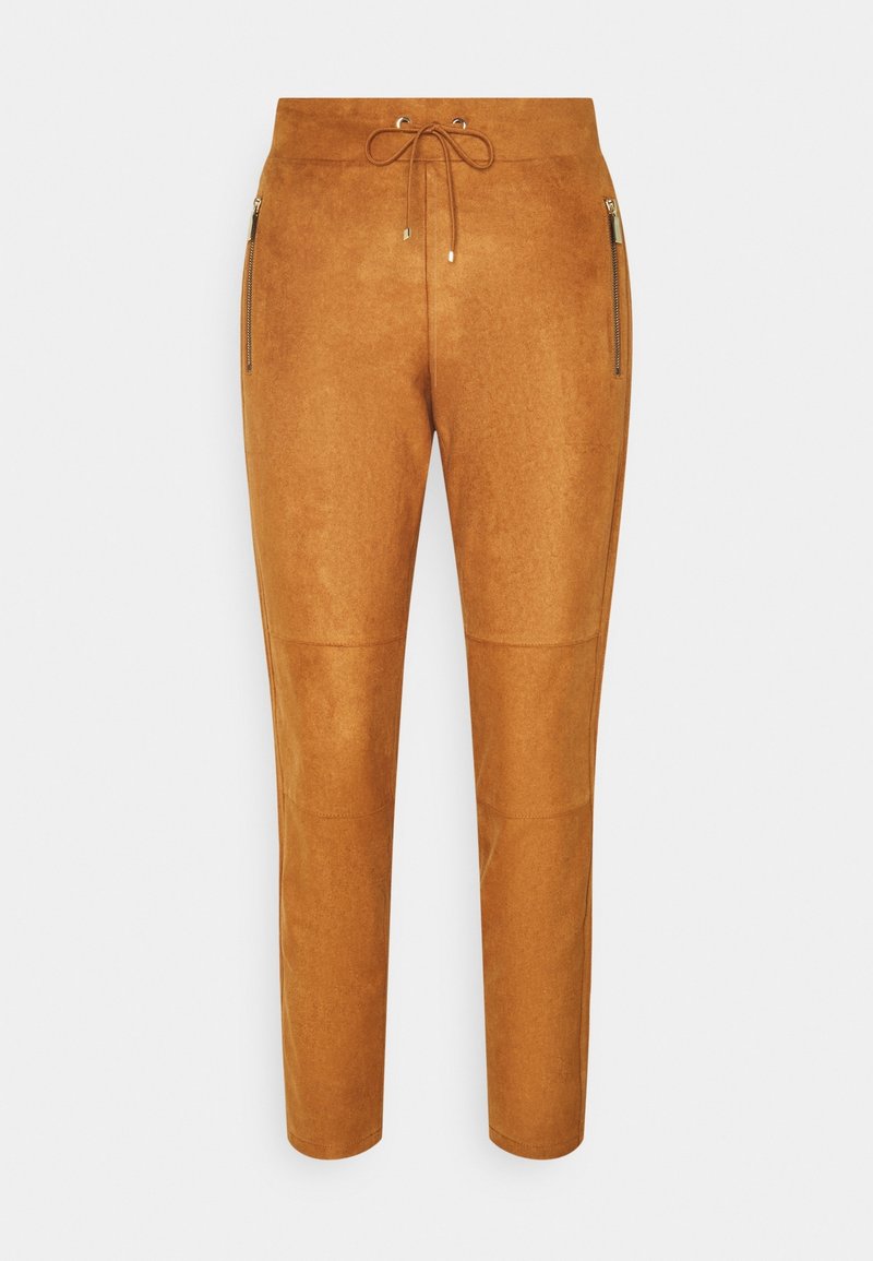 Bruine suède broek met een tapered fit, voorzien van een drawstring tailleband en twee ritszakken aan de zijkant. Soepele textuur met naaddetails.