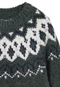 Strickpullover in Dunkelgrün mit rundem Halsauschnitt, der ein weißes und marineblaues geometrisches Muster über der Brust und einen weichen, strukturierten Stoff aufweist.