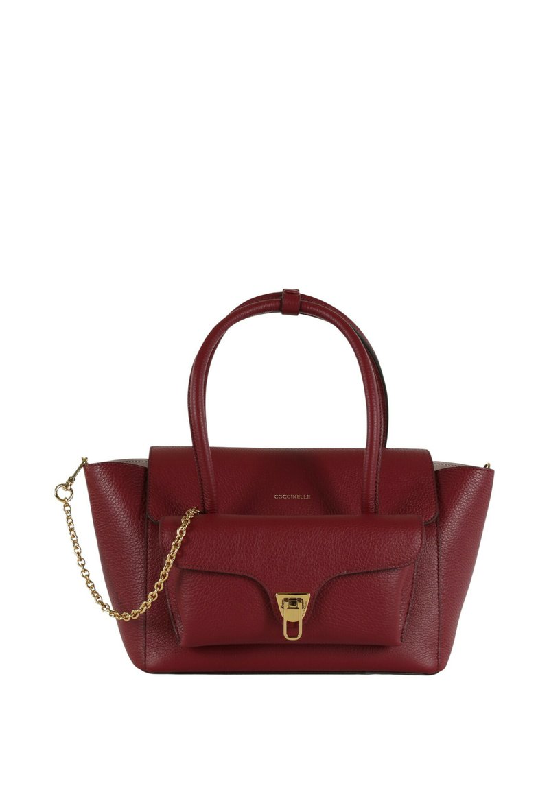 Borsa a mano in pelle color bordeaux con due manici, tasca frontale con patta e chiusura in metallo dorato, e catena decorativa dorata su sfondo bianco.