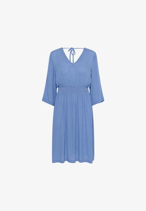 Robe bleu clair, longueur genoux, avec un décolleté en V, un lien à l'arrière, une taille élastique et des manches fluides. Tissu doux avec une texture lisse.