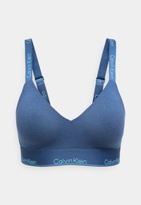 Plavi pamučni bralet s dubokim V-izrezom, podesivim trakama s logoom Calvin Klein i čvrstim pojasom na dnu s kontrastnim natpisom.