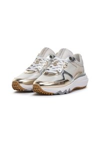 Metallisch silberne Sneakers mit weißen Akzenten, strukturiertem Mesh-Obermaterial, gepolstertem Kragen und Gummisohle mit dreieckigen Profilen für besseren Halt.