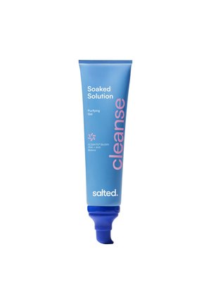 Blauwe tube Soaked Solution Purifying Gel met paarse dop, gelabeld cleanse en salted, op een effen witte achtergrond.