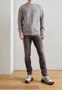 Minimum Stickad tröja - mottled light grey