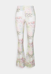Uitlopende broeken gemaakt van lichte stof, met een multicolore patchworkontwerp met bloemen- en cartoonpatronen in pastelnuancen.