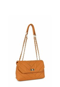 Sac à main orange matelassé à texture lisse, avec des accessoires en métal doré et une double bandoulière. Il dispose d'une fermeture à rabat avec un accent en métal.