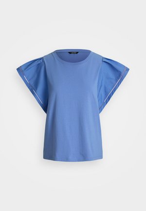 Blå kortermet topp med puffermer laget av lett stoff. Rund halslinning og glatt tekstur, med kontrasterende detaljer på ermene.