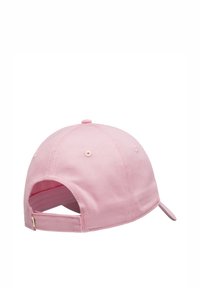 Gorra de béisbol rosa con visera curva, hecha de algodón. Presenta costuras decorativas, orificios de ventilación y una correa ajustable en la parte trasera.