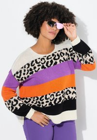 Bunt gestreifter Pullover mit einem Mix aus lila, orange und schwarzem Leopardenmuster, aus einem strukturierten Strickmaterial gefertigt.
