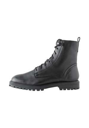 Zwarte leren enkellaars met een ronde neus, veters aan de voorkant en een gestructureerde rubberen zool. Voorzien van een trek-lus aan de achterkant voor gemakkelijk aan- en uittrekken.