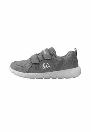 Szary casualowy sneaker z białą podeszwą, dwoma paskami na rzep i logo w kształcie oka z boku.