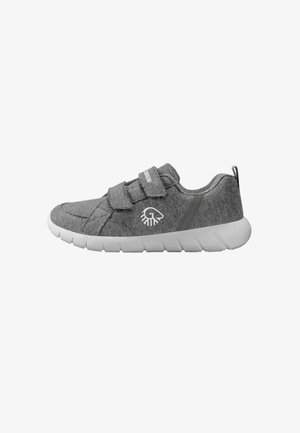 Szary casualowy sneaker z białą podeszwą, dwoma paskami na rzep i logo w kształcie oka z boku.