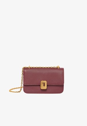 Bordeaux læder crossover taske med tekstureret overflade, guld kædestrop og en rektangulær lås med et symbolsk design.