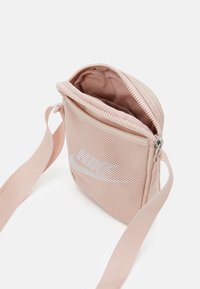 Nike Sportswear HERITAGE UNISEX - Mala a tiracolo - pink oxford/white