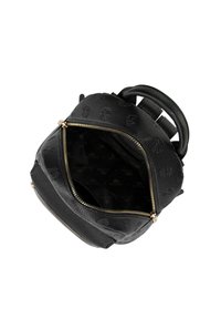 Zaino in pelle nera con finitura tessurizzata, zip oro e rivestimento in tessuto a fantasia. Presenta due spallacci e una maniglia superiore.