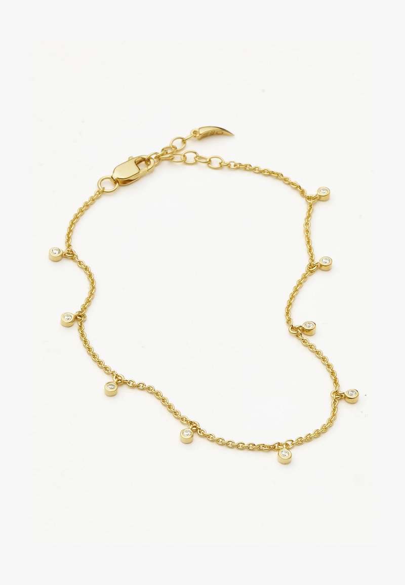 Zlatý náramok s reťazou, ktorý obsahuje malé okrúhle kovové akcenty s vsadenými priehľadnými kameňmi, čím vytvára jemný a zložitý dizajn.