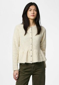 Cardigan beige clair avec une basque froncée, présentant un motif de tricot texturé et huit boutons argentés sur le devant.