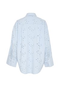 Lichtblauwe blouse met lange mouwen, voorzien van een subtiele bloemenpatroon en knoopmanchetten. De stof heeft een gestructureerde uitstraling met geborduurde details.