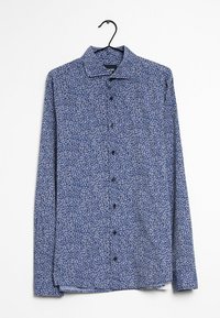 Blå långärmad skjorta med ett litet blommönster, knapp-över krage och sex svarta knappar fram. Slät tygtextur.