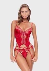 Czerwona satynowa bielizna nocna z koronkowymi akcentami, usztywnioną konstrukcją, regulowanymi ramiączkami, wycięciami i misternymi detalami na górze.