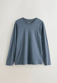 Long-sleeve, gray t-shirt made of soft cotton. Features a crew neck and a small embroidered logo on the chest. Smooth texture, relaxed fit.