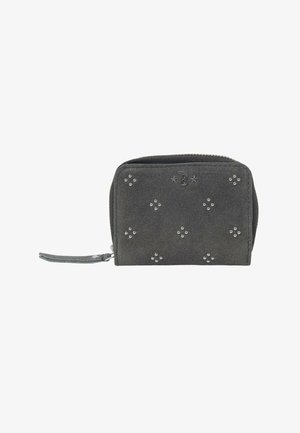 Cartera de ante gris con acentos de tachuelas plateadas, forma rectangular, cierre con cremallera y una pequeña correa. Presenta lettering en relieve en la parte frontal.