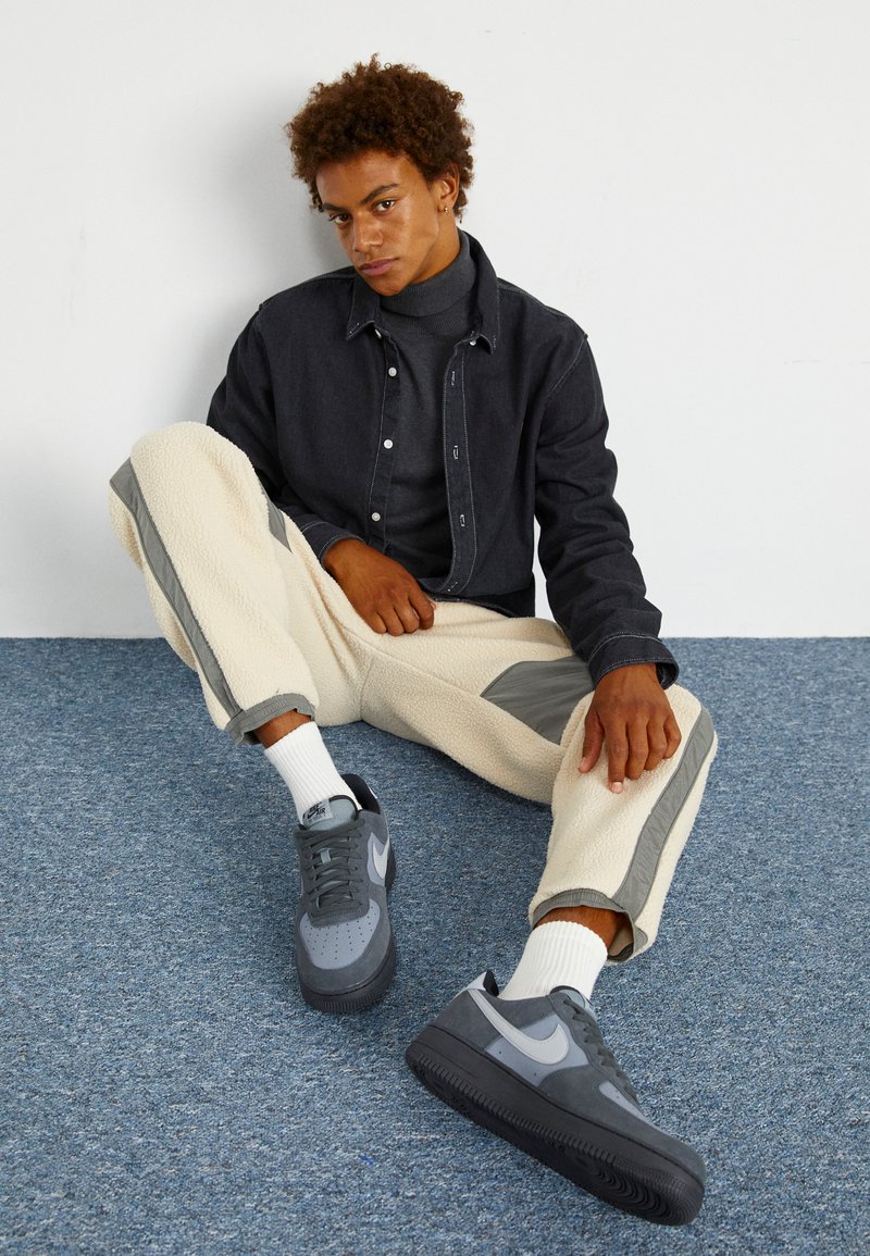 nike air force 1 lv8 trainers black wolf grey white