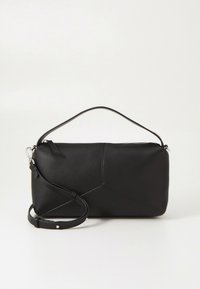 Borsa in pelle nera dalla forma rettangolare, con chiusura a zip e tracolla regolabile. Texture liscia con dettagli di cuciture sottili.