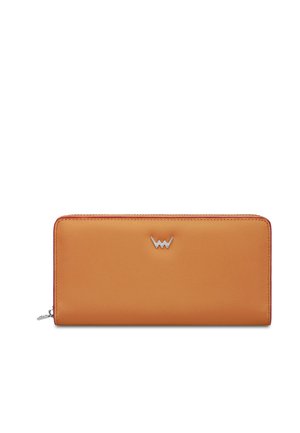 Oranžová kožená peněženka s elegantním obdélníkovým designem. Má stříbrné logo a kontrastní červené stehy podél okrajů. Zapínání na zip.