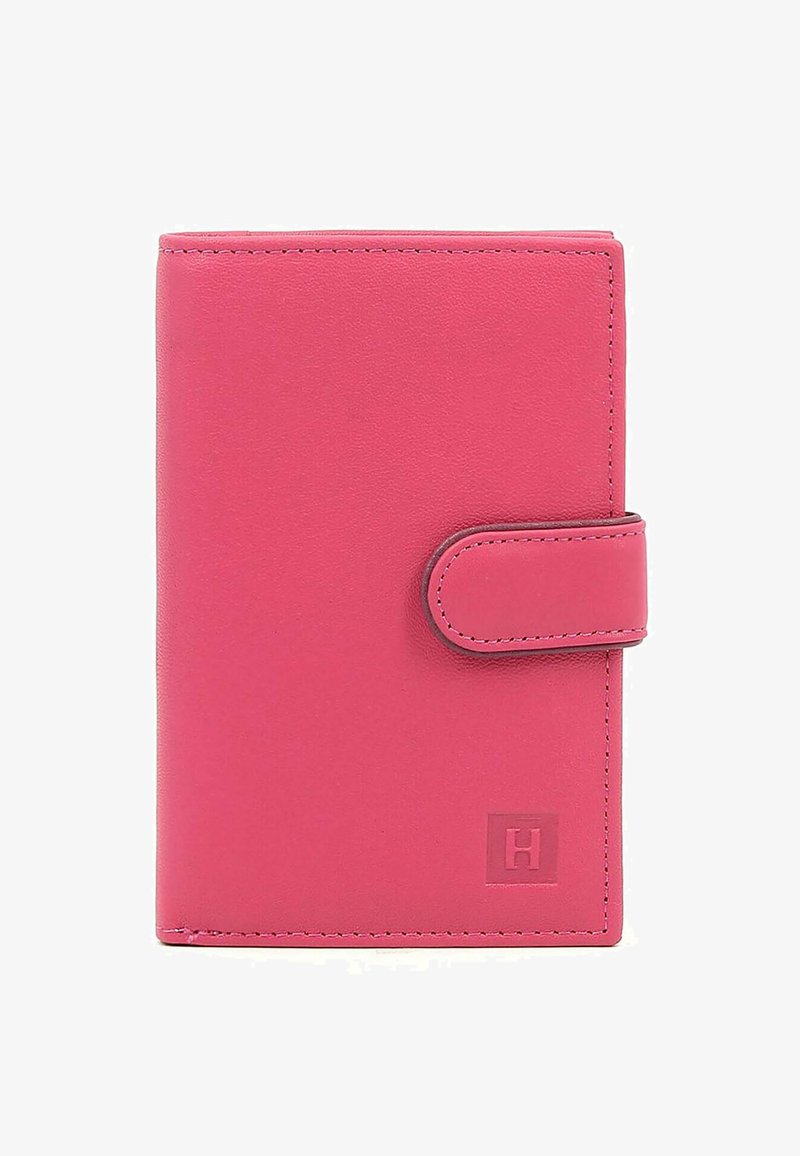 Portefeuille en cuir rose avec fermeture à pression, texture lisse et logo embossé dans le coin inférieur droit. Présente des bords nets et un design minimaliste.
