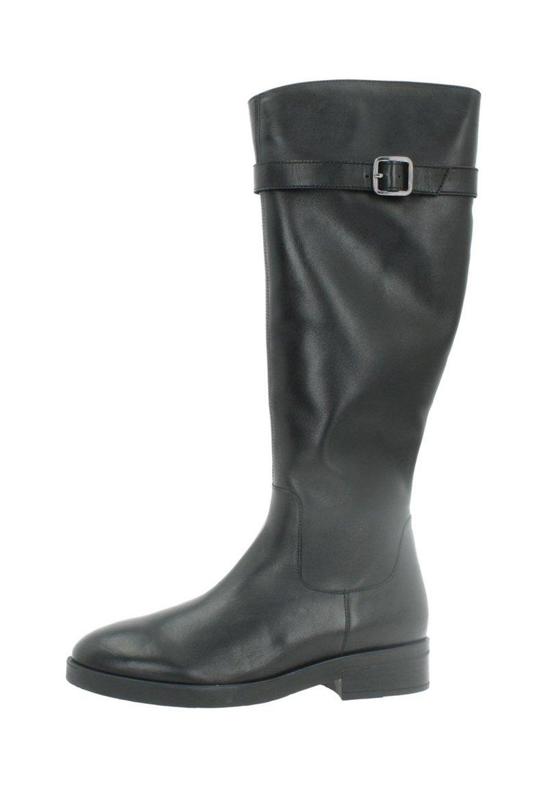 Botte en cuir noire hauteur genou avec un orteil arrondi, semelle plate et un détail de boucle à la cheville. Texture lisse et design minimal.